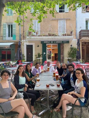 Sur la place de Villecroze