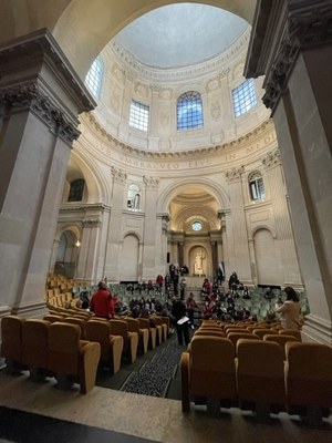 The students discover Institut de France's historical dome