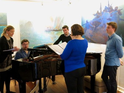 Mademoiselle Louise et l'aviateur autour du piano