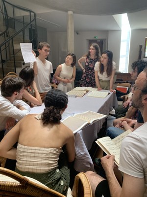 En atelier bibliothèque, étude des différentes éditions de partitions