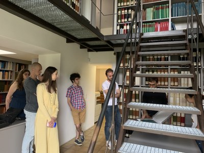 Les élèves découvrent la bibliothèque grâce à Thomas Vernet et Nicolas Boiffin de la Fondation Royaumont