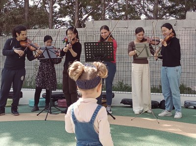 Les violonistes jouent pour les enfants