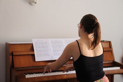 Anna au piano.JPG