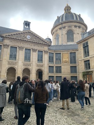 Le CAEN dans la cour de l'Institut de France