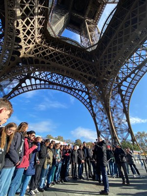 Sous la Tour Eiffel