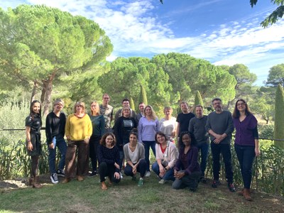 Le groupe devant les pins de Villecroze